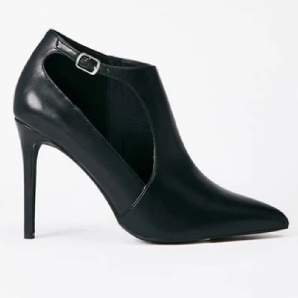 Just Fab “Irena” cut out bootie size 7